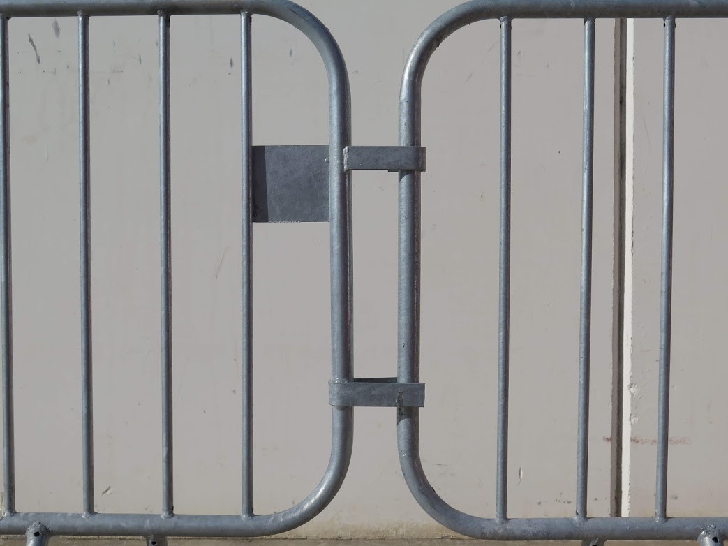 VALLAS EXTENSIBLES - valla extensible en hierro, aluminio o plástico