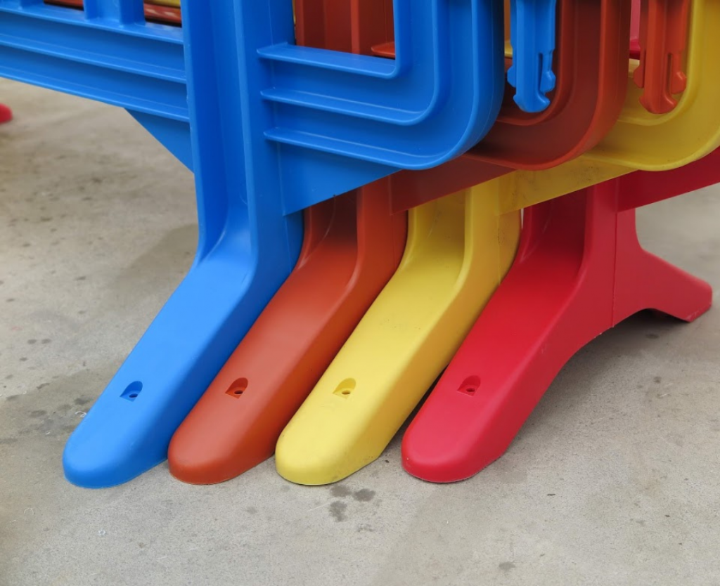 detalle de los pies de vallas de plástico de colores peatonales movit